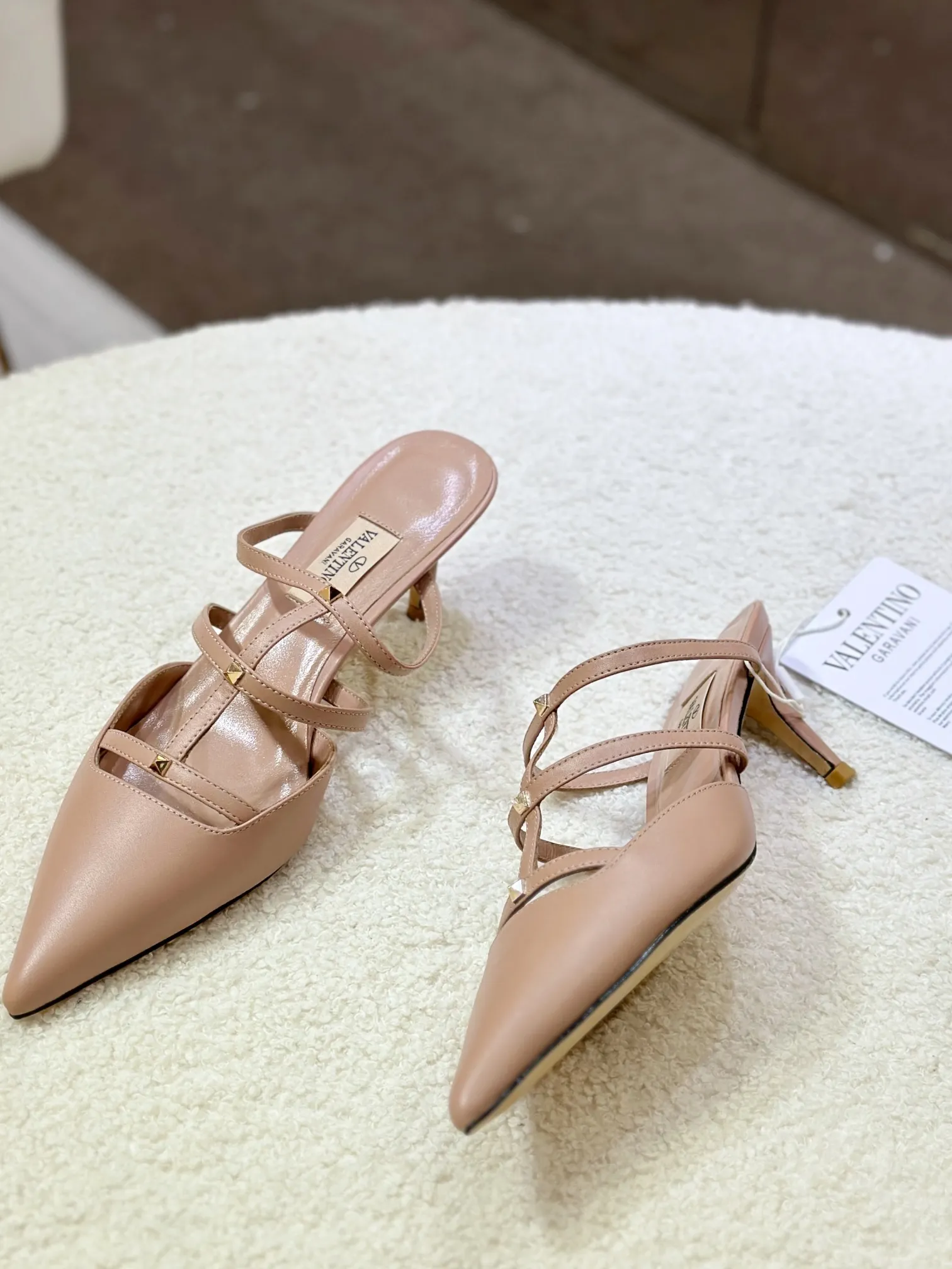 👟👟Ex-factory price 540👟👟 🛒 VALENTINO 2024 latest ROCKSTUD rivet decorated three-strap back hollow sandals🔥🔥🔥 🕳️🕳️🕳️ ●━━━━━━─────────✔Exclusive original 1-1 development, no product without original version (made entirely of genuine leather🉑️Shop around) 〰 ɪɴѓᴏʀᴍᴀᴛɪᴏɴ 〰 Buckle: Pyramid rivet 0.5X0.5 hardware Material: calfskin + pyramid rivets Lining: full-grain sheepskin Outsole: Italian through-dyed cowhide Midsole: Italian original craft material Process: computer stitching, machine shaping Heel height: 6.0cm Color: black, off-white, apricot powder Ready stock code: 35 36 37 38 39 Ready stock Customized code: 34 40 41 No return or exchange